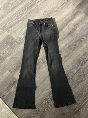 Mörk gråa  bootcut jeans  - Jättefina jeans som inte har användts mycket bland annat för att dom är för långa för mig. Inga defekter (hund finns i hemmet)  köpta på kid brand store är i storlek 170 barnstorlek men skulle säga att dom är som en xs eller en mindre s. 