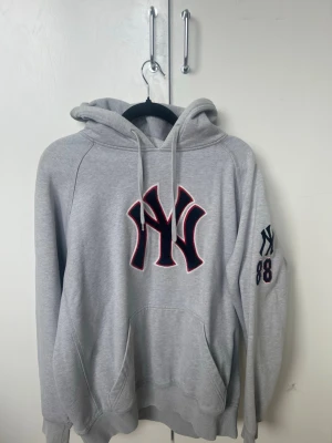 Exklusiv NY Yankees hoodie  - Säljer denna exklusiva grå Majestic Men's NY Yankees City Connect Crest Hoodie.  Utgången och efterfrågad modell. 🔥🔥 Herrmodell men skulle säga att den är unisex.  Fint skick utöver den lilla defekten på armen i bild 2.
