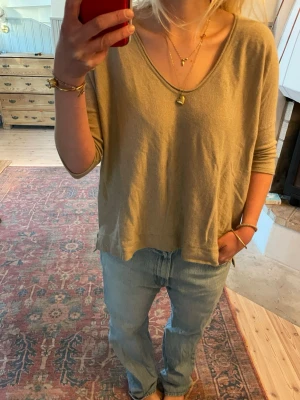 Beige stickad topp Soft Goat cashmere - Säljer en Soft goat tröja i kashmir. Otroligt skön! Strl S men oversized i modellen.🤩