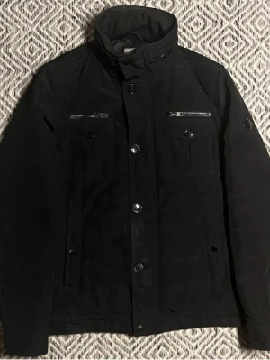 J Lindeberg jacka  - Hej säljer nu denna J.Lindeberg jacka som är perfekt nu till våren och sommaren | Skick 8.5/10 mycket bra endast lite sliten/smutsig (se bild 4) | Nypris ca 3500kr | Mitt pris 899kr | Pris inte hugget i sten | Skriv vid funderingar // Mvh 
