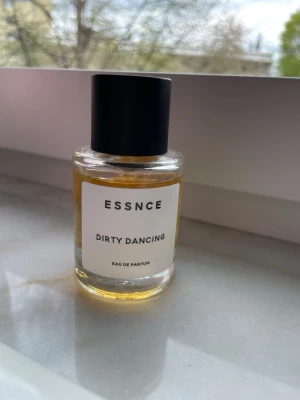 Parfym, ESSNCE Dirty Dancing - Parfymflaska från ESSNCE med doften Dirty Dancing. Använt lite men känner att den är för söt för min smak. Se doftbeskrivning på bild 3&4 från Essence hemsida, de beskriver bättre än jag kan😅