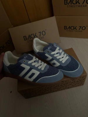 Blå sneakers från Back 70 - Helt nya skor i storlek 37,37,38,38,39,39,40,41 och kostar 500 styck. Ordinarie pris är 1427 kr
