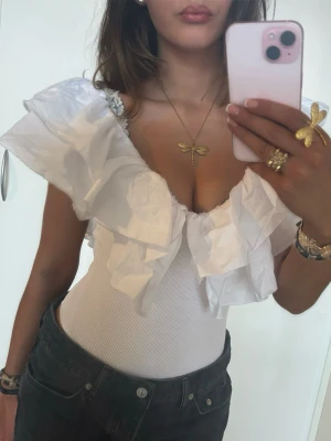Zara vringad vit volangbody  - Så fin vit vringad volangbody från zara. Jag är 168 och det är mina bilder, köp via köp nu direkt eller Swish, kvar tills markerad som såld 💖 