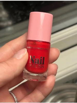 Rött nagellack Makeup Mekka - Snyggt rött nagellack från Makeup Mekka i nyansen Holiday Red. Kommer i en smidig glasflaska med rosa lock. Perfekt för dig som vill ha en klassisk och färgstark look på naglarna.