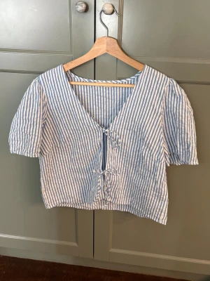Jättesöt sommartopp!💕💕 - Säljer denna söta sommartopp med knytdetaljer! Passar perfekt till fest eller sommardagar. Skriv vid frågor/fler bilder osv osv💕💕💕