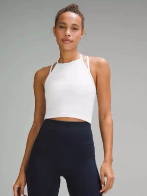 Vit croppad linnetopp - Säljer en vit croppad linnetopp med höghalsad design och dubbla smala axelband. Perfekt till träning eller sommaroutfits. Enkel och stilren look som är lätt att matcha. Från Lulu Lemon, aldrig använt!🤍