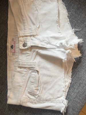 Vita jeansshorts  - Snygga jeans shorts. Säljer pga att dom är försmå för mig. Köpta förra sommaren. Skulle säga att de är strl 34/36