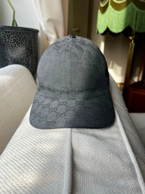 Svart gucci keps ÄKTA - Säljer äkta svart gucci keps, fick den i present men det är inte min stil, aldrig använd. SIZE M. 