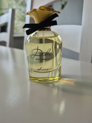 Dolce & Gabbana Shine  - Dolce Shine från Dolce & Gabbana. 50 ml från början, knappt använd. Förvarats svalt & mörkt. Beskrivs som följande: Toppnoterna i denna doft består av mango, grapefrukt och kvitten. Hjärtnoterna följer med jasmin, apelsinblomma och tuberos. Till sist kommer basnoterna med träiga noter, sandelträ och mysk