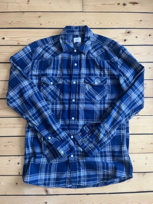 Selected Homme flanellskjorta  - Sjukt snygg rutig flanellskjorta från Selected Homme med snap buttons. Storlek M. Skjortan är lite tjockare så den passar även väldigt bra som Overshirt. Mycket bra skick. Skriv vid eventuella funderingar😁  Fraktar inom 1-2 dagar