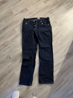 Mörkblå raka jeans från lager 157 - Snygga mörkblå jeans från lager 157 med klassisk femficksdesign och raka ben. I storlek XL/full length. Katt finns i hemmet
