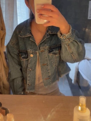 Blå jeansjacka - Superfin jeansjacka som tyvärr inte kommer till användning 💓Storlek xs/s
