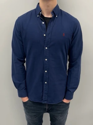 Ralph Lauren skjorta - Fint skick inga defekter, modellen är 185 cm lång och väger ca 76 kg | passform Slimfit storlek M