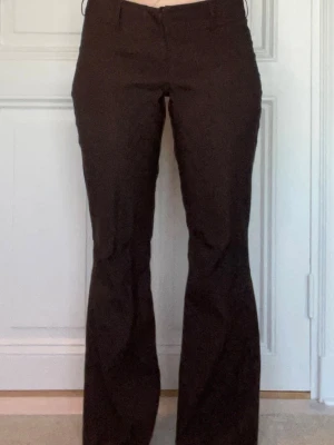 Bruna bootcut kostymbyxor lågmidjade - Säljer dessa bruna lågmidjade kostymbyxor, köpta här på Plick så vet inte märket! Jag är 164 cm 😇