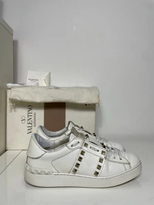 Valentino Rockstud Skor  - Säljer nu dessa Valentino Open Skor, skriv för fler bilder/frågor🙌🏼