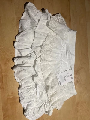 Vit volangkjol från Pull&Bear - Volangkjol från pull&bear som inte säljs längre. Helt ny med prislapp, köpt förra året men inte använt den då den var för liten😊