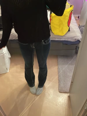 Svart tröja med hål - Säljer en svart pösig tröja med hål i. Hålen är väldigt små så man behöver inte linne men är bra att ha ett linne under kyliga dagar. 