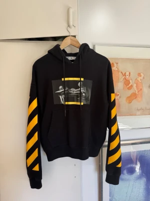 Off White hoodie - Off white hoodie med Caravaggio tryck, storlek M i väldigt fint skick. Nypris på Farfetch är 11.000kr