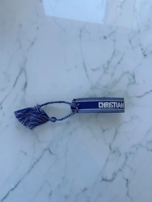 Dior armband blå - Nu säljer jag denna sprillans nya armbandet som aldrig har använts 