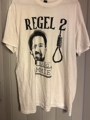 Band merch unisex  - Band merch punk. Lite färgning på nacken (sista bild) annars i perfekt skick 