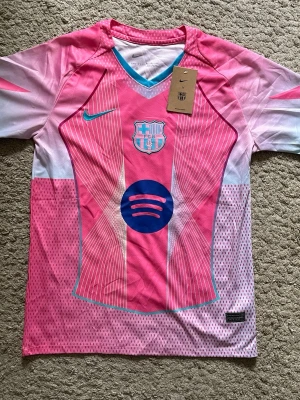 Barça x Nike rosa matchtröja - Säljer en Barcelona matchtröja från Nike i rosa och ljusblått med vita detaljer. Tröjan har klubbens emblem, Nike-logga och Spotify som sponsor på bröstet. Tröjan är i storlek S och är i princip ny. Nypris: 1000kr, mitt pris: 300kr. Skriv vid frågor 🤗
