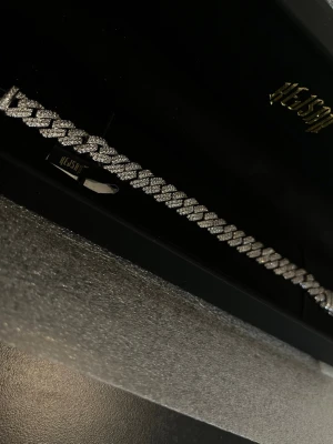 Kejsar iced out cuban link - Ny pris 1200kr. Iced out cuban länk helt ny från kejsar.se. Länken är 17-18cm lång och kommer med låda och allt annat