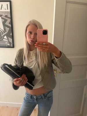 jätte söt grön jacka!! 😇 - jätte fin grön jacka perfekt nu till sommaren/ våren. jackan är i storlek xs och jag köpte den för ett tag sedan och har andvänt den ungefär 10 ggr. jackan har inga fläckar och jag har köpt den för 650 kr (den finns inte kvar på hm nu) säljer den billigt för att jag vill få den såld snabbt , pris kan absolut diskuteras!! 💕💕