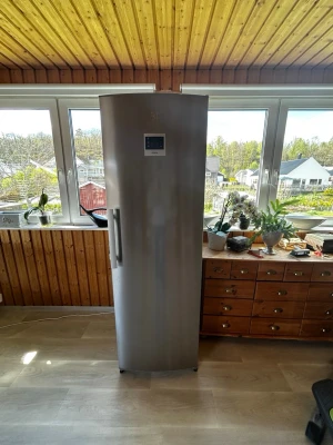 Electrolux FRESHPLUS kylskåp i rostfritt - Snyggt och modernt kylskåp från Electrolux i rostfritt stål med digital display på dörren. Modellen heter FRESHPLUS och har en stilren, hög och smal design med ett långt handtag. Perfekt för dig som vill ha ett fräscht och rymligt kylskåp i köket.