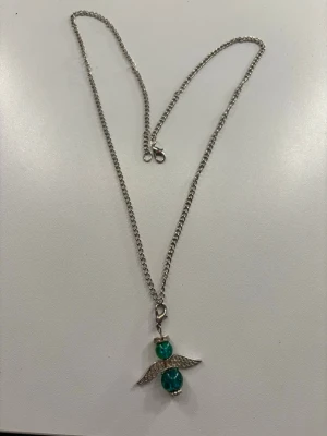 Halsband med ängelberlock  - Snyggt halsband med en silverfärgad kedja och en berlock formad som en ängel. Kedjad är från Shein och ängeln hittade jag hemma💚💚