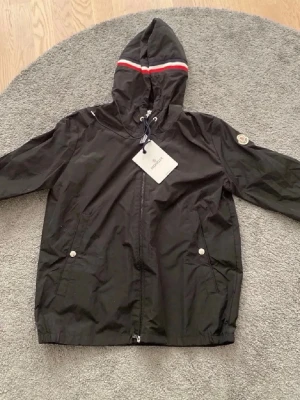 Moncler Vindjacka - Allt skes via swish. 