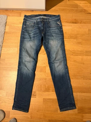 Replay jeans 31/32 - Tja säljer nu dessa mörkblåa Replay jeans som ej används längre! Pris kan diskuteras ( nypris 1899) hör av er vid frågor☺️