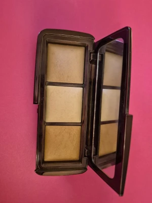 Ansiktspalett Hourglass - Face palett, bronzer,highlighter,puder trio. Testad någon gång. Fin palett.