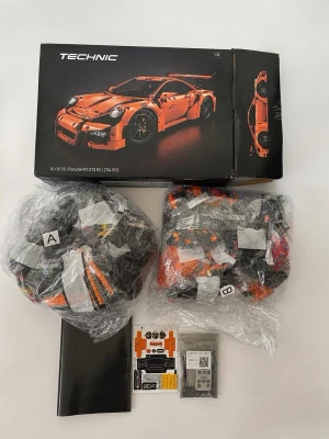 LEGO Technic porshe gt3 rs - Tja! Säljer ett bygg set av  LEGO Technic Porsche 911 GT3 RS i orange och svart.                                    Den Innehåller 2704 delar, originalkartong, bygginstruktioner och dekaler.                                                  Priset kan diskuteras och jag skickar inom 24 Tim☺️💨