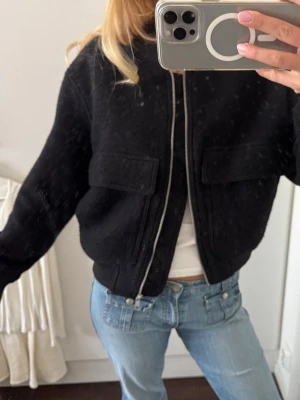 Svart bomberjacka med fickor - Svart bomberjacka från HM i storlek S. Nypris 499kr, säljer för 100kr. Superbra skick och en toppen jacka till våren🌸