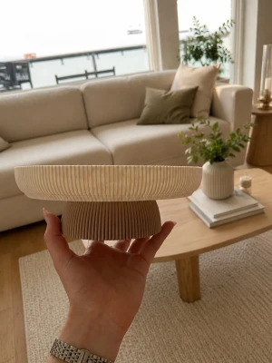 Beige dekorationsskål i plast - Snygg beige dekorationsskål i 3d printad plast med modern, veckad design. Perfekt som centerpiece på soffbordet eller för att förvara småsaker. Skålen har en rund form och ger en stilren känsla till rummet. Kan förekomma skavanker och varje skål är unik