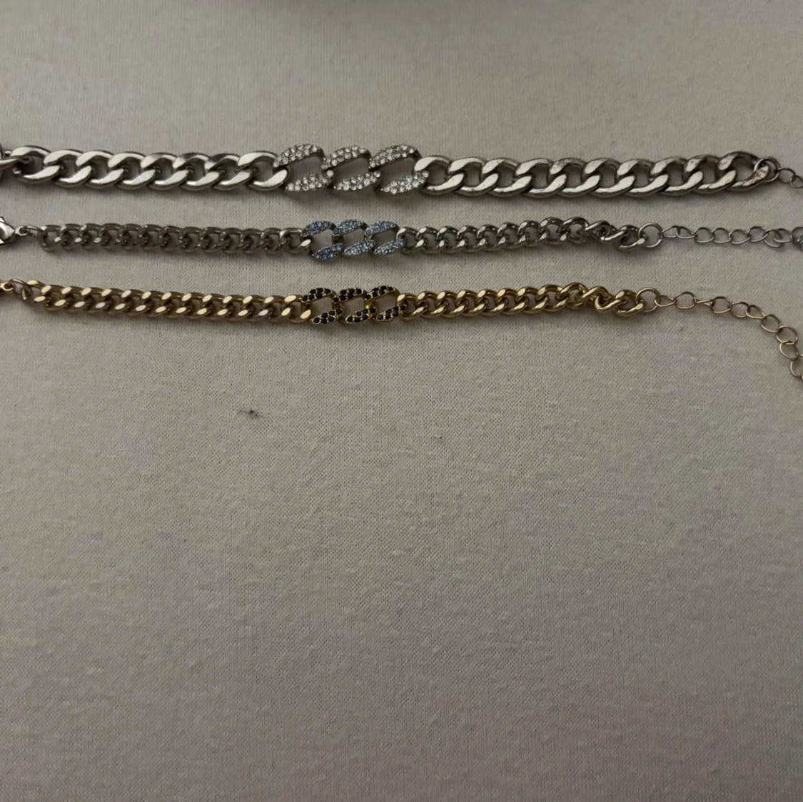 Tre kedjearmband med pärldetaljer