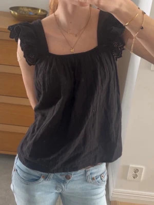 Svart blus med volangärmar - Söt svart blus med volang, söt till sommaren💕