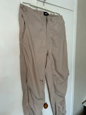 Sommarbyxa  - Säljer dessa två byxor från Lager 157. En härlig byxa som ska sitta pösigt i ett gott material. Perfekt till sommaren som en mer sportig look 🌸Ett par beige och ett par Kahki gröna. 