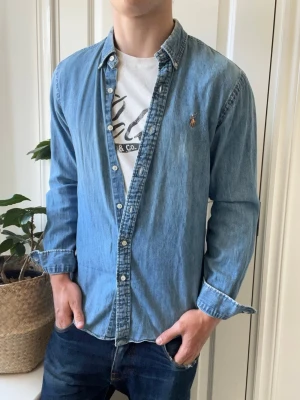 Ralph lauren skjorta  - Ralph lauren skjorta, Inga defekter! Modellen i bilderna är 180 cm 75 kg och bär Storlek M slim fit , Kom med frågor! 🌟 (Kan gå ned i pris vid köp av paket 😉) 