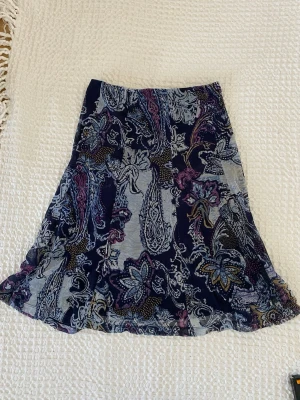 Vintage y2k midi sommar kjol Mexx  - I bra skick. Har lite lösa trådar på insidan (se bild) men det syns inte när man använder den. Skriv för frågor! Buda gärna!
