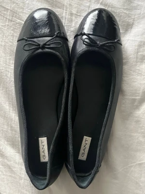 Svarta ballerinaskor från Gant -  Svarta ballerinaskor från Gant med lackad tå.