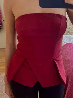 Röd bandeau topp - Sååå najs röd festtopp i storlek S men passar även Xs💋