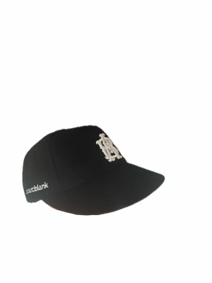 Svart keps från about:blank - Svart keps med böjd skärm från about:blank. Framtill finns en vit broderad logga och på sidan står varumärket broderat i vitt. Klassisk modell som passar till streetwear och casual outfits.