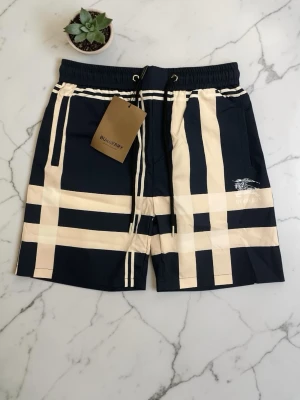 Burberry badshorts - Säljer dessa riktigt fina oanvända badshorts i storlek M! Hör av er ifall ni har några frågor eller vill ha fler bilder! ⭐️