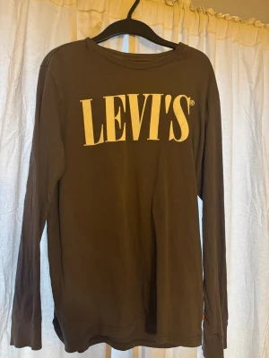 Långärmad tröja från Levi's - 2 små hål som syns på bilderna, inget man tänker på