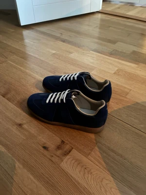 Maison Margiela Gats - Snygga mörkblå Maison Margielas, de är i princip nya och endast använda några gånger. Riktigt schyssta skor nu till sommaren. Hör av er om ni undrar något!😊