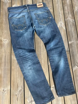Archive Edwin Jeans 32/33 - Galet feta jeans från de japanska märket Edwin. Är 33/34 men sitter mer som 32/33 Total längd 105 Benöppning 19 Midja 44 Pris kan diskuteras