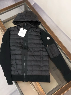 Moncler Jacka - Mycket fin jacka. (OBS Ni får en länk där ni ska beställa ifrån/telegram)