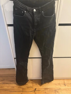 Svarta jeans från gina perfect jeans - Säljer ett par svarta jeans från g perfect jeans i klassisk femficksmodell. Jeansen har raka ben och normal midja. Perfekta för dig som gillar en enkel och stilren look. Materialet är denim och färgen är helsvart.
