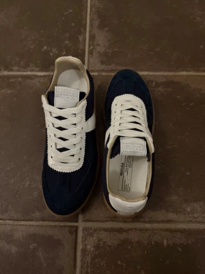 Maison margiela gats  - Säljer nu ett par riktigt feta Maison margiela gats i storlek 43! Skick 9/10, nypriset ligger på cirka 9000kr, dessa säljs för endast 4490! Tveka inte med att ställa frågor!